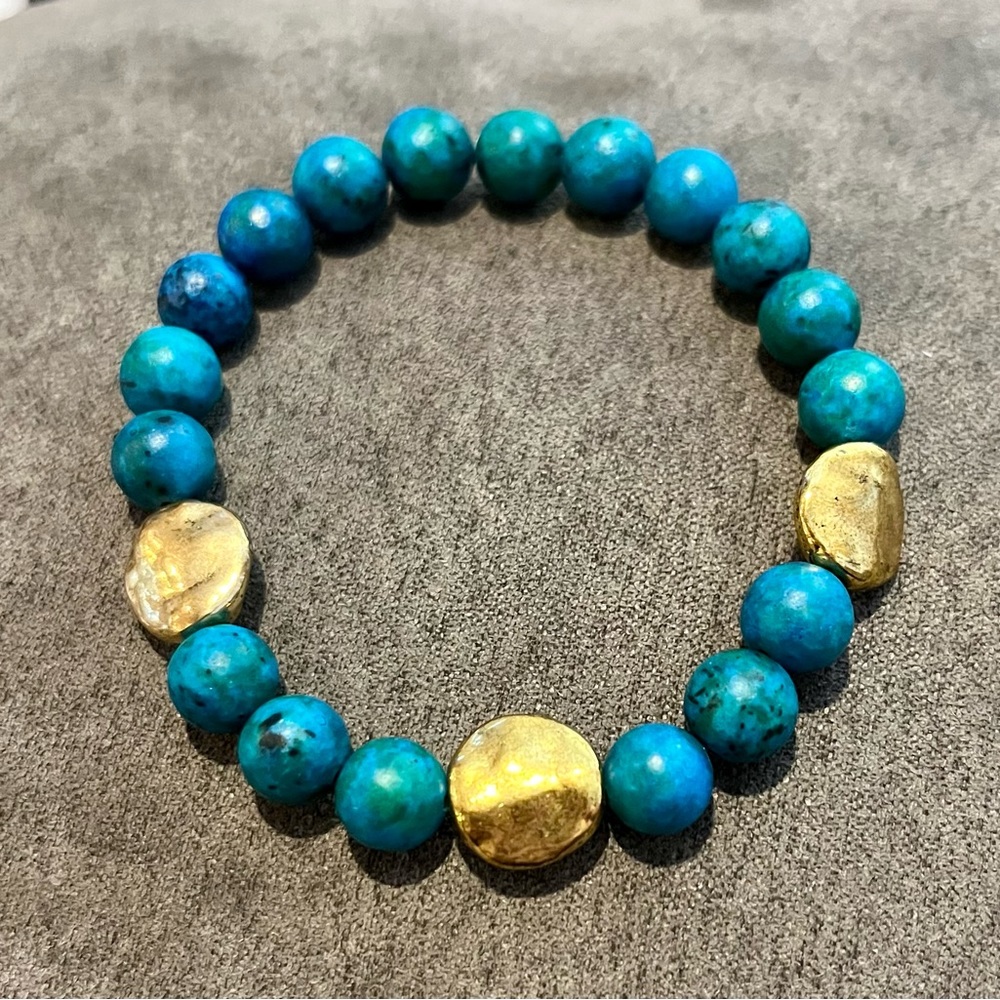 Magnesite and hammered metal bracelet